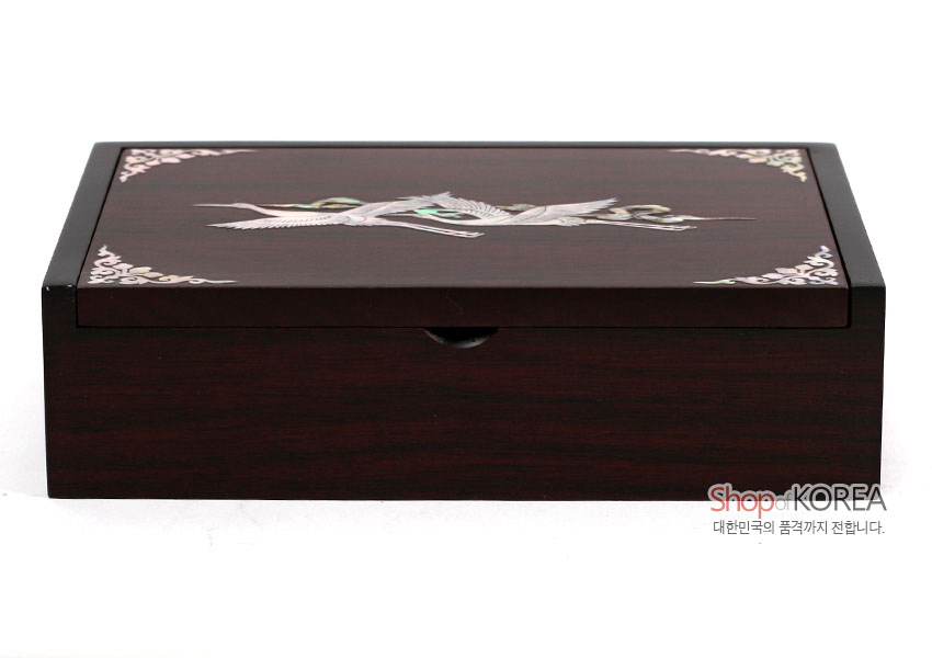 [텍스트: ShopKOREA 대한민국의 품격까지 전합니다.] 짙은 갈색 옻칠 목재 상자 상단에 자개 상감 구름·학 문양과 모서리 연화 장식이 있는 직사각 명함함 모습