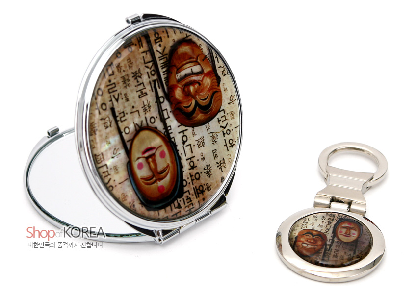 [텍스트: Shop of KOREA, 대한민국의 품격까지 전합니다.] 금속 테두리 안 자개 배경 위에 한글 서체와 하회탈 문양을 배치한 원형 손거울과 열쇠고리 세트 이미지 설명