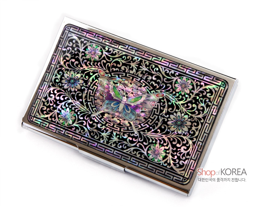 [텍스트: Shop of KOREA 대한민국의 품격까지 전합니다.] 흑색 바탕 금속 위 자개 상감으로 나비와 당초·꽃 문양을 오색으로 수놓은 직사각형 명함집 디자인