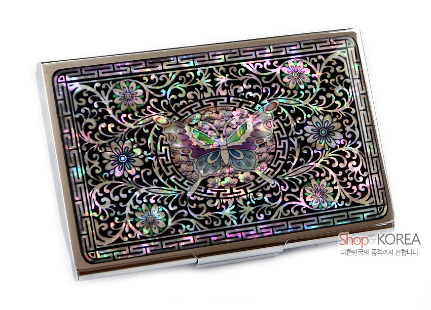 [텍스트: Shop of KOREA 대한민국의 품격까지 전합니다.] 흑색 바탕 금속 명함집 위에 자개 상감 기법으로 나비와 당초·꽃 문양을 다채로운 색감으로 표현한 디자인
