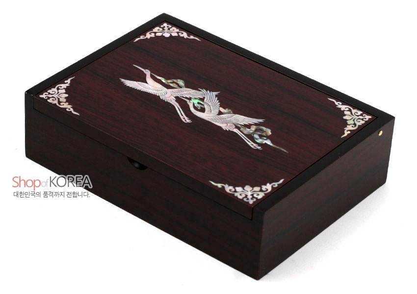 [텍스트: Shop of KOREA 대한민국의 품격까지 전합니다.] 짙은 갈색 옻칠 목재 위 자개 상감으로 구름과 두 마리 학 문양을 넣고 모서리에 백색 연화문 장식을 더한 직사각 명함함 디자인