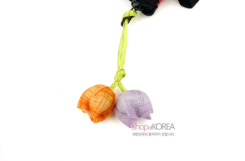 [텍스트: ShopofKOREA 대한민국의 품격까지 전합니다.] 연두색 끈에 매듭 기법으로 연결된 오렌지·연보라색 모시 꽃망울 장식 디테일 이미지
