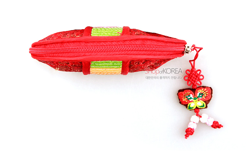 [텍스트: shopofKOREA 대한민국의 품격까지 전달합니다] 붉은 비단 누비 원단 위 색동띠 장식과 나비 자수 노리개 매듭이 어우러진 동전지갑 모습