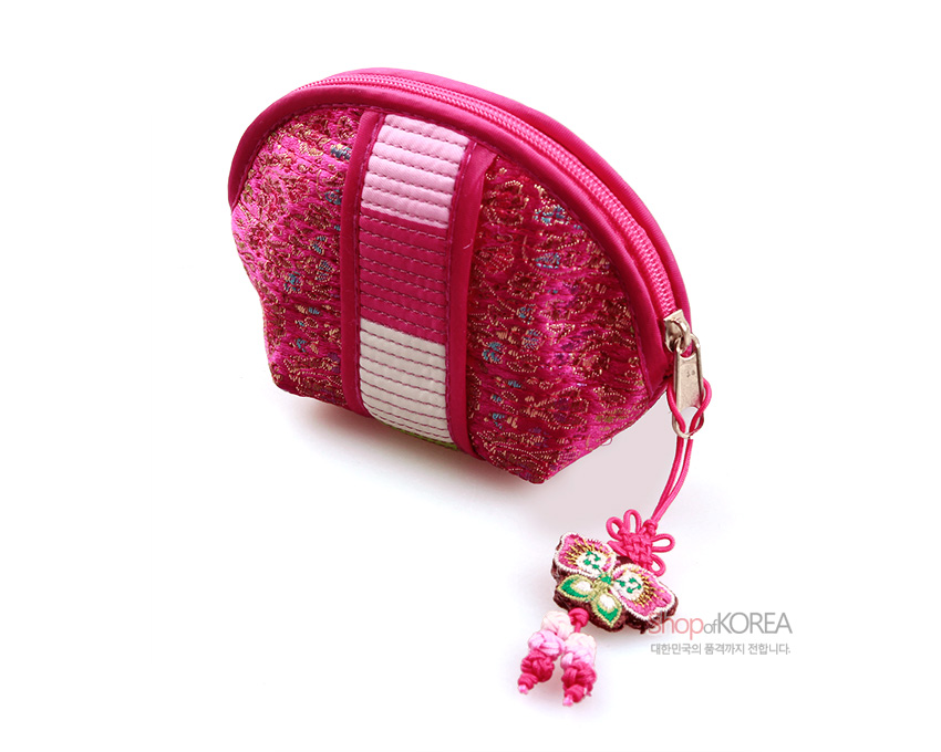 [텍스트: shopofKOREA 대한민국의 품격까지 전합니다.] 분홍 비단 누비 바탕에 색동띠 장식, 꽃문양 자수와 나비 매듭술이 달린 동전지갑 디자인