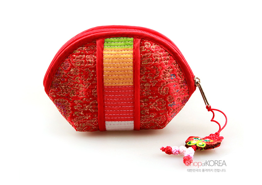 [텍스트: shopofKOREA 대한민국의 품격까지 전합니다.] 붉은 비단 바탕에 금색 전통문양과 누비 기법 색동띠, 자수 노리개 매듭 장식 동전지갑 이미지 설명