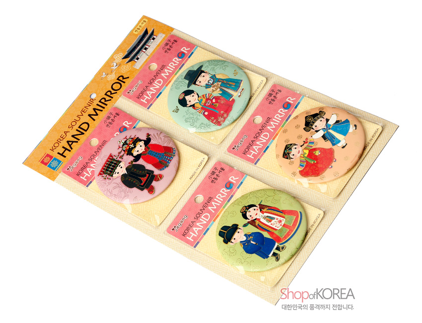 [텍스트: KOREA SOUVENIR HAND MIRROR, Shop of KOREA, 대한민국의 품격까지 전합니다.] 파스텔톤 배경 위 전통예복 인물 일러스트가 인쇄된 금속 재질 원형 손거울 4종 세트, 단정한 전통 문양 패키지 디자인 구성