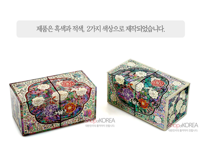 [텍스트: 제품은 흑색과 적색, 2가지 색상으로 제작되었습니다.] 자개 상감 옻칠 기법으로 표현한 목단꽃과 당초, 나비 문양이 화려하게 장식된 쌍합 보석함 두 가지 색상 구성 이미지