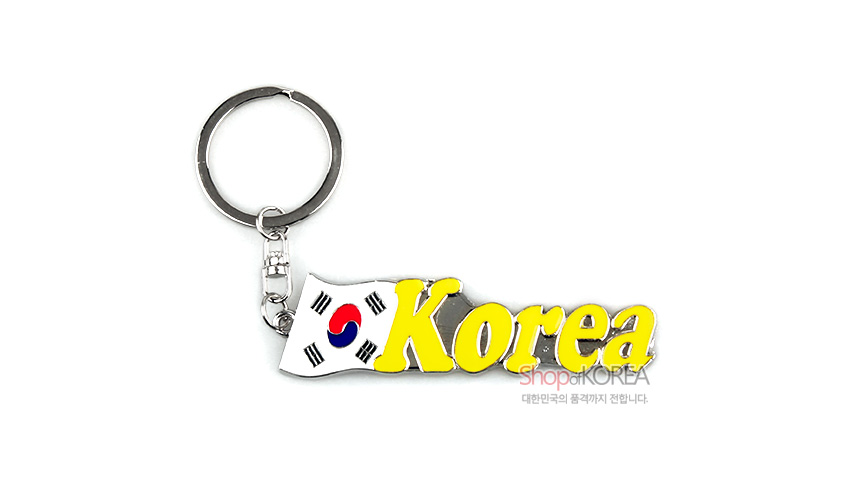 [텍스트: Korea, ShopofKOREA, 대한민국의 품격까지 전합니다.] 금속 재질 바탕에 태극기 문양과 노랑색 입체 영문 레터링이 조합된 열쇠고리 디자인