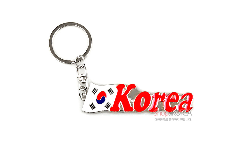 [텍스트: Korea, ShopofKOREA 대한민국의 품격까지 전합니다.] 금속 재질 태극기 문양판에 붉은색 입체 영문 레터링을 더한 디자인 열쇠고리 모습