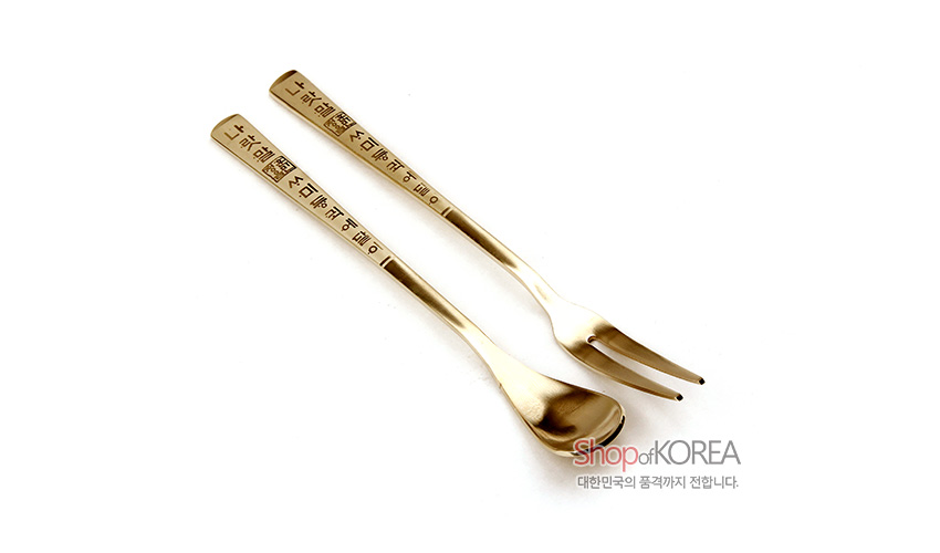 [텍스트: 샵오브코리아 대한민국의 품격까지 전합니다] 골드 톤 티타늄 재질, 손잡이에 훈민정음 글자 문양이 각인된 티스푼과 디저트 포크 세트 이미지 설명