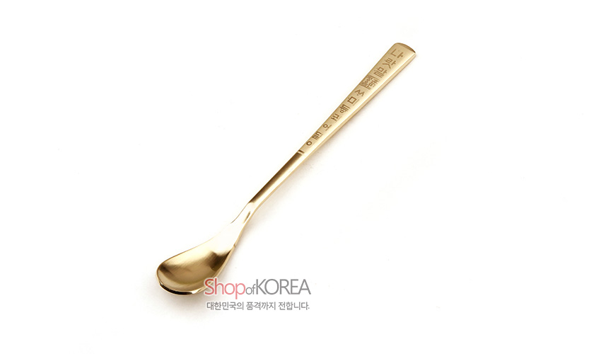 [텍스트: Shop of KOREA 대한민국의 품격까지 전합니다.] 골드 톤 티타늄 재질, 손잡이에 훈민정음 글자 문양이 정교하게 각인된 슬림한 티스푼 디자인