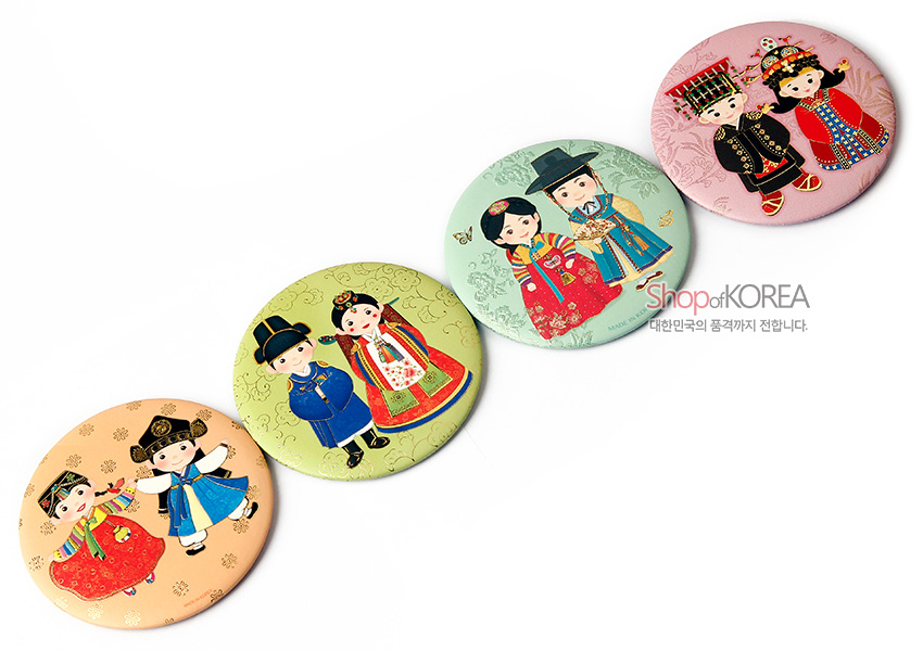 [텍스트: Shop of KOREA 대한민국의 품격까지 전합니다.] 파스텔톤 배경 위 전통예복 인물 일러스트와 구름·꽃 문양이 인쇄된 금속 원형 손거울 4p 세트 디자인