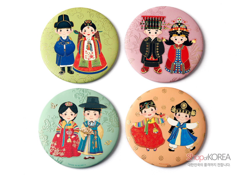 [텍스트: MADE IN KOREA, ShopofKOREA 대한민국의 품격까지 전합니다.] 파스텔톤 금속 원형 손거울 위 전통예복 인물 일러스트와 은은한 꽃·당초 문양 장식 이미지 설명