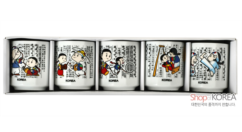 [텍스트: Shop of KOREA / 대한민국의 품격까지 전합니다. / KOREA] 백자 재질 원통형 소주잔에 흑색 훈민정음 글귀와 컬러 민속놀이 캐릭터를 인쇄한 5종 세트 이미지