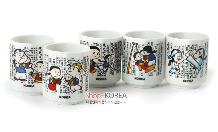 [텍스트: Shop of KOREA, KOREA] 백자 재질 원통형 소주잔에 훈민정음 글귀와 컬러 민속놀이 캐릭터를 전사 인쇄한 5종 세트 구성