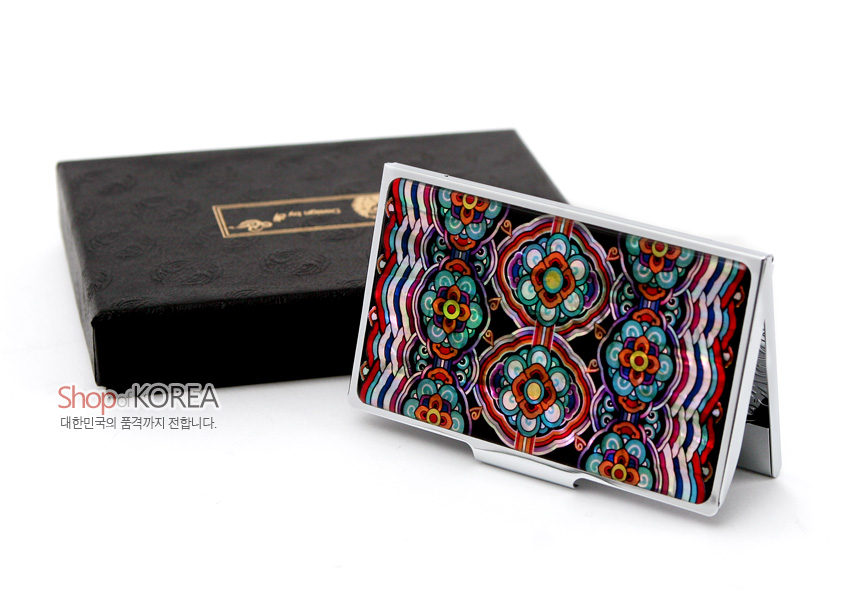 [텍스트: Shop of KOREA 대한민국의 품격까지 전합니다.] 금속 케이스 위 자개 상감 기법으로 표현된 기와단청 꽃문양과 적·청·녹 다색 곡선 문양의 화려한 조화 디자인