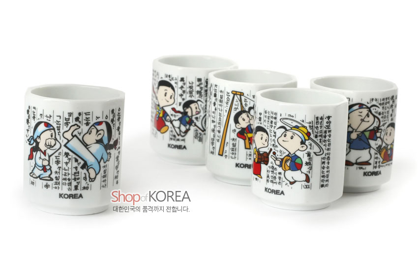[텍스트: KOREA, Shop of KOREA, 대한민국의 품격까지 전합니다.] 백자 소주잔에 훈민정음 글귀와 컬러 민속놀이 캐릭터를 인쇄한 원통형 5종 도자기 잔 세트 구성