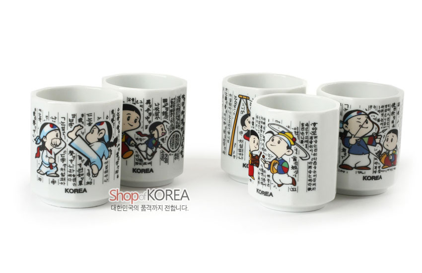 [텍스트: KOREA, Shop of KOREA, 대한민국의 품격까지 전합니다.] 백색 도자기 재질, 훈민정음 흑색 글귀와 컬러 민속놀이 캐릭터가 둘러진 원통형 소주잔 5종 세트 이미지