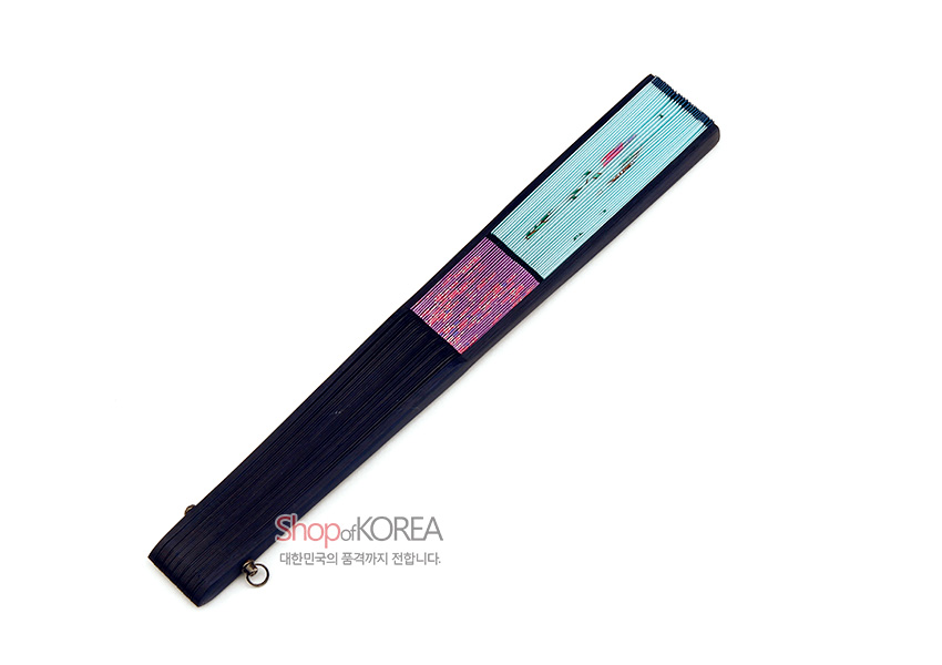 [텍스트: Shop of KOREA 대한민국의 품격까지 전합니다.] 남색 대나무살 위 하늘색·분홍색 실크 장식과 붓꽃 문양이 더해진 전통 접이식 부채 디자인