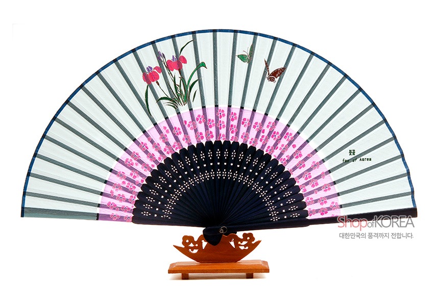 [텍스트: 붓꽃, fan of Korea, Shop of KOREA, 대한민국의 품격까지 전합니다.] 하늘색 실크천에 분홍 붓꽃과 나비 수채화 문양, 분홍 꽃무늬 단과 남색 대나무살이 조화를 이룬 접이식 전통 부채 디자인
