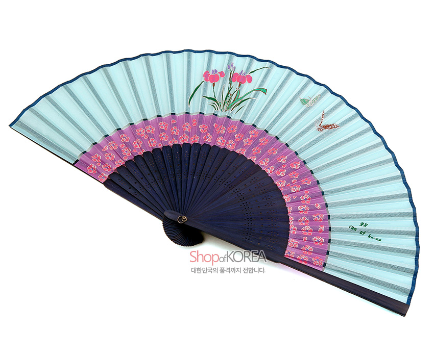 [텍스트: Shop of KOREA, 대한민국의 품격까지 전달합니다., 扇, fan of korea] 하늘색 실크 위 수묵화 기법 붓꽃과 나비 문양, 분홍 꽃무늬 띠와 남색 대나무살이 조화된 접이식 전통 부채 디자인