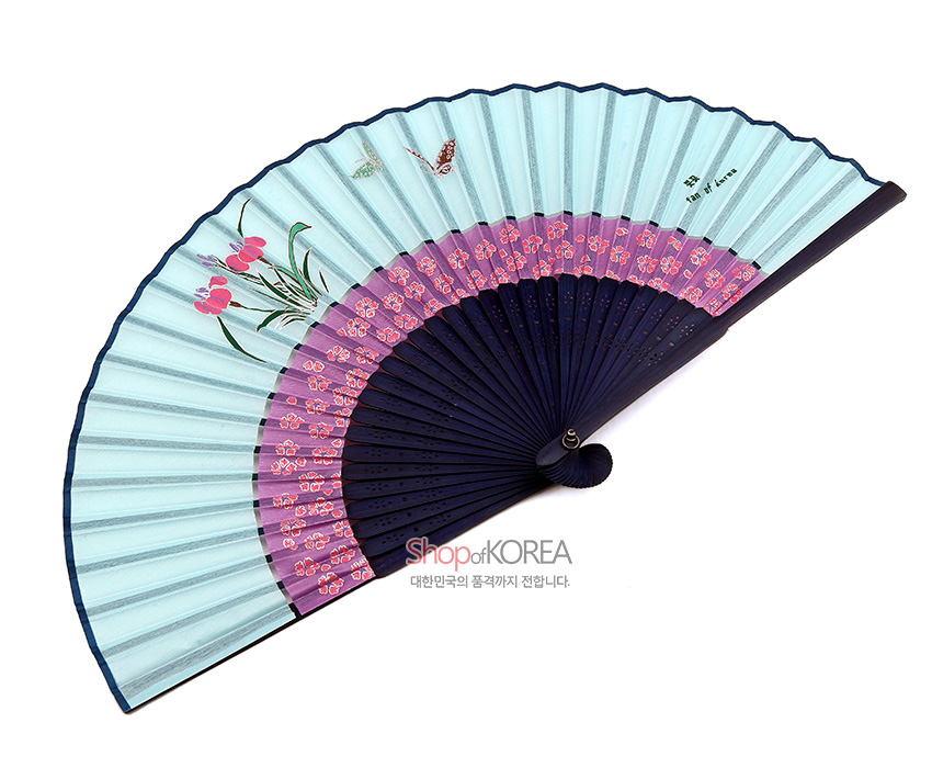 [텍스트: shopofKOREA 대한민국의 품격까지 전합니다.] 하늘색 실크천에 붓꽃과 나비 문양, 자주색 꽃무늬 띠 장식과 남색 대나무살이 조화를 이룬 전통 접이식 부채 디자인