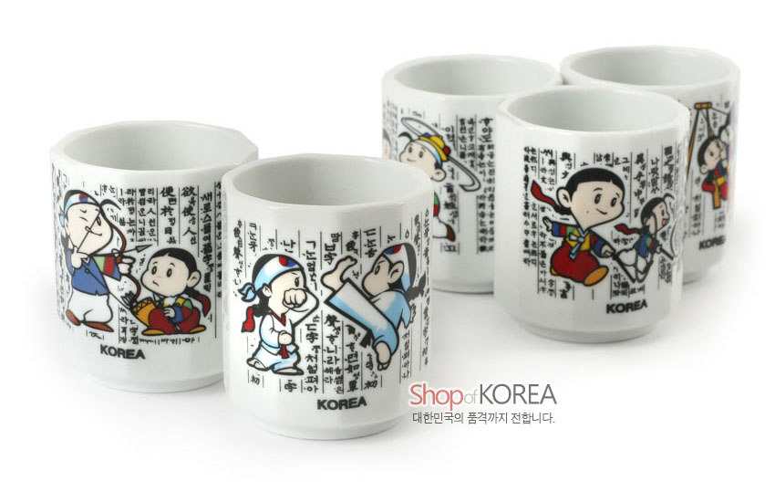 [텍스트: KOREA, Shop of KOREA, 대한민국의 품격까지 전합니다.] 백자 재질 원통형 소주잔에 훈민정음 글귀와 민속놀이 캐릭터를 컬러 인쇄한 5종 세트 이미지 설명