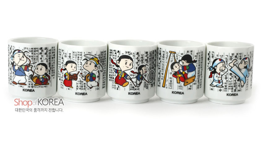 [텍스트: Shop of KOREA / 대한민국의 품격까지 전합니다. / KOREA] 백색 도자기 재질, 흑색 훈민정음 본문 인쇄와 컬러 민속놀이 캐릭터가 어우러진 원통형 소주잔 5종 구성 이미지