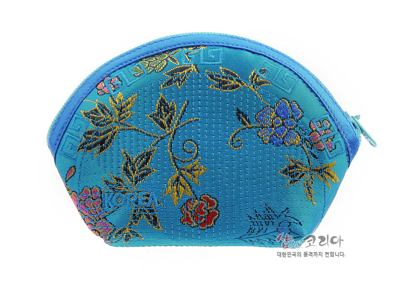 [텍스트: KOREA] 청색 비단 누비 원단에 태극 느낌의 꽃과 덩굴 자수를 놓은 반원형 지퍼 동전지갑 이미지 설명