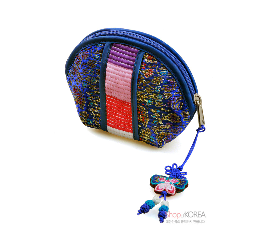 [텍스트: ShopofKOREA 대한민국의 참문화를 전합니다.] 감색 비단에 금색 전통 문양, 중앙 색동 누비 장식과 나비 모양 매듭 장식이 달린 반달형 동전지갑 이미지