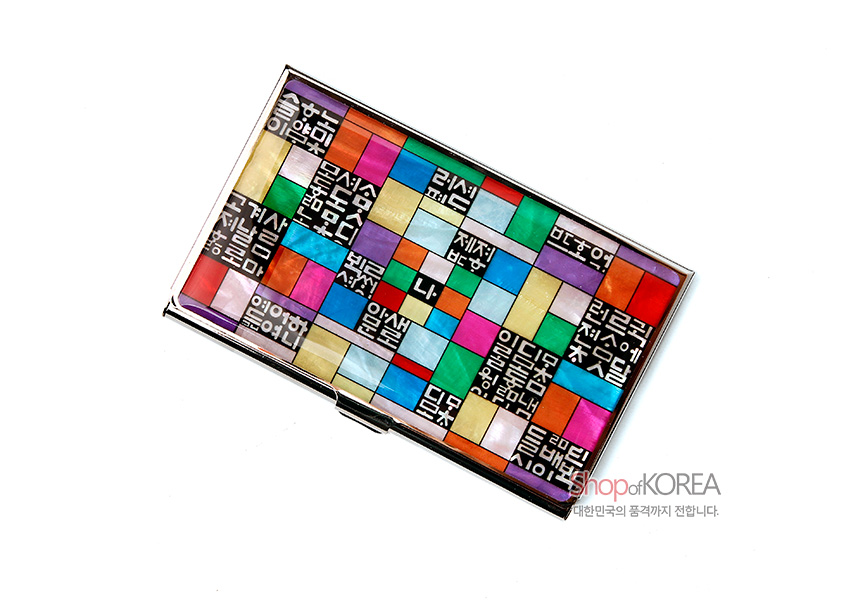 [텍스트: shop of KOREA 대한민국의 품격까지 전합니다.] 금속 재질 위 자개 상감 기법 사용, 다채로운 조각보 색상과 흰색 훈민정음 글자 문양이 어우러진 직사각 명함케이스 디자인