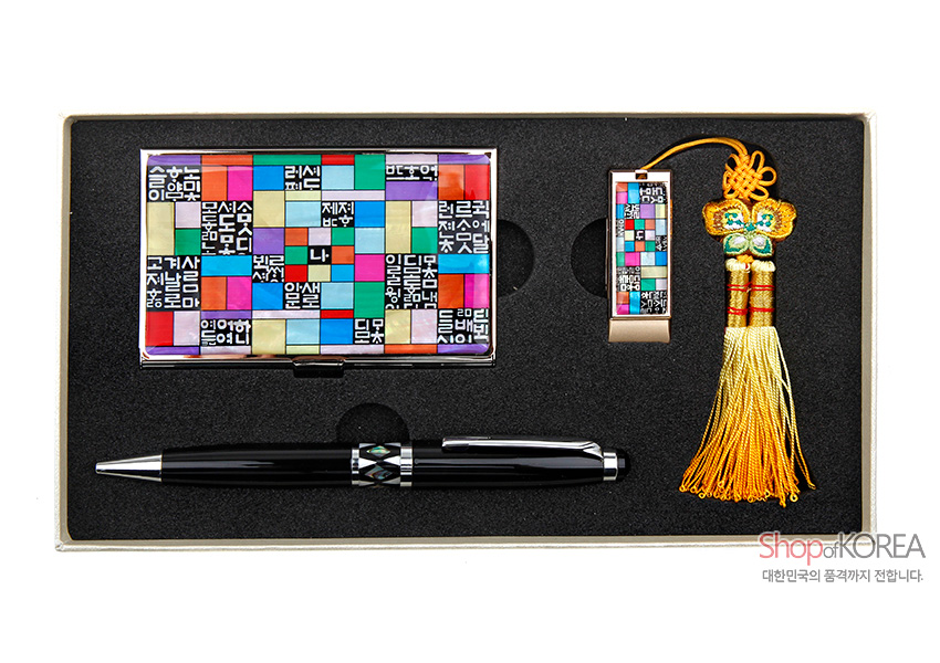 [텍스트: Shop of KOREA 대한민국의 품격까지 전합니다.] 금속 명함집·USB에 훈민정음 글자와 오방색 조각보 문양 상감, 노랑 수실 매듭 장식과 흑색 금속 볼펜 조합 이미지