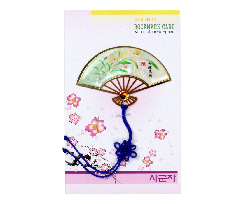 [텍스트: Gold plated BOOKMARK CARD with mother-of-pearl, 사군자] 난초 문양 자개 상감 반달 부채형 금속 책갈피와 청색 전통 매듭 장식 카드형 구성