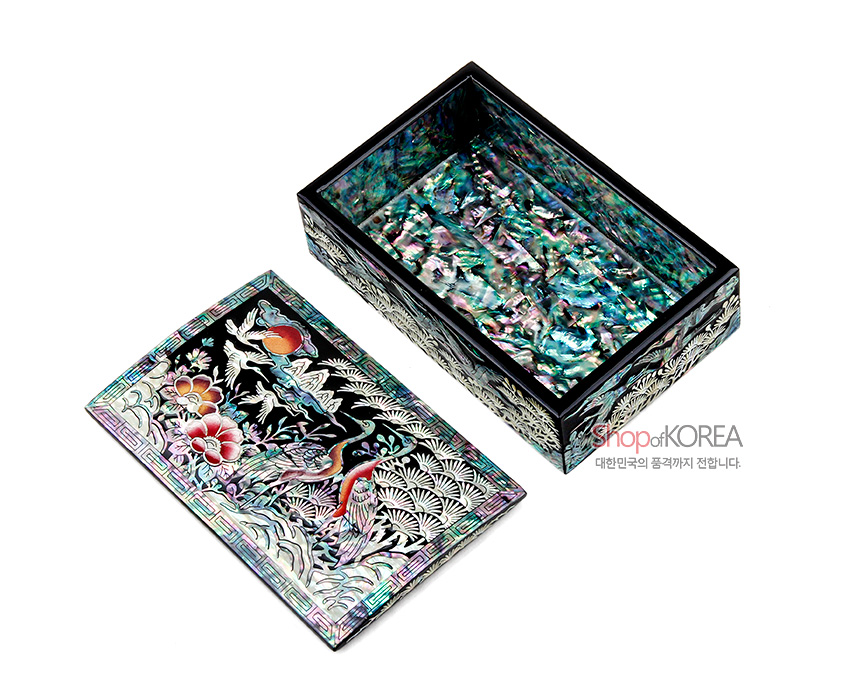 [텍스트: Shop of KOREA 대한민국의 품격까지 전합니다.] 흑색 옻칠 바탕에 다채로운 자개 상감 기법으로 송학, 소나무, 꽃과 구름 문양을 섬세하게 표현한 사각 나전함 세트 이미지