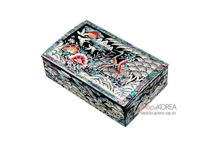 [텍스트: Shop of KOREA 대한민국의 품격까지 전합니다.] 흑색 옻칠 바탕에 자개 상감 기법으로 송학, 소나무, 해와 꽃, 구름 문양을 오색으로 장식한 사각 필함 형태의 나전함