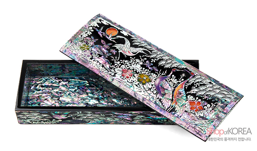 [텍스트: ShopofKOREA 대한민국의 품격까지 전합니다.] 흑색 옻칠 위 자개 상감 기법으로 송학·소나무·해·구름과 꽃을 오색으로 표현한 직사각 나전 필함 구성