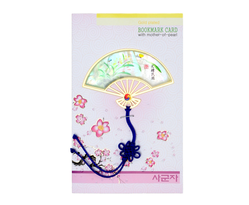 [텍스트: Gold plated / BOOKMARK CARD with mother-of-pearl / 사군자] 금도금 금속 테두리에 자개 상감된 반달 부채형 책갈피, 난초와 매화 문양, 청색 전통 매듭 끈 장식 카드형 구성