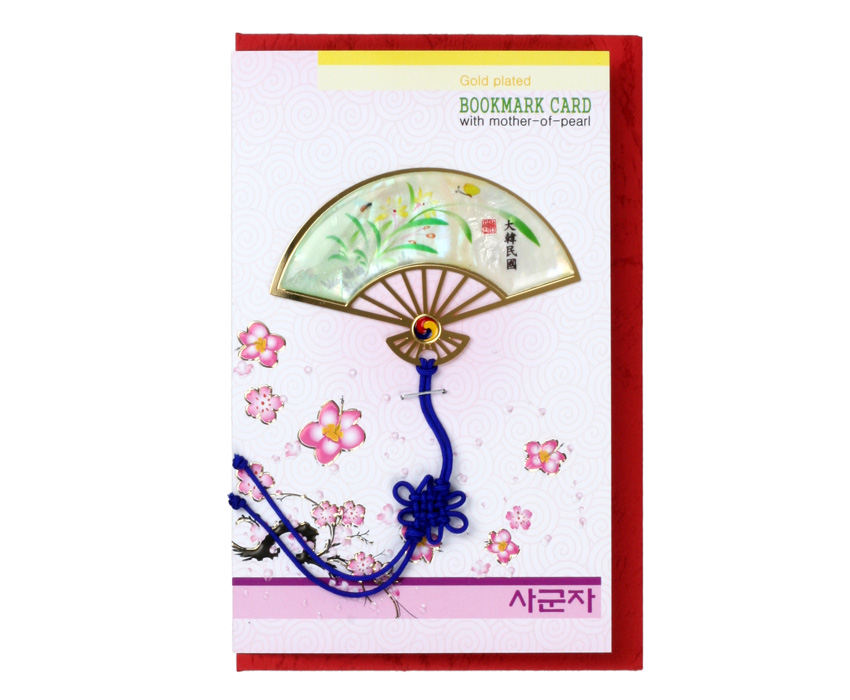 [텍스트: Gold plated BOOKMARK CARD with mother-of-pearl, 사군자] 금속 테두리에 자개 상감된 반달 부채형 책갈피, 옻칠 바탕 난초 문양과 청색 전통 매듭 장식 카드형 구성