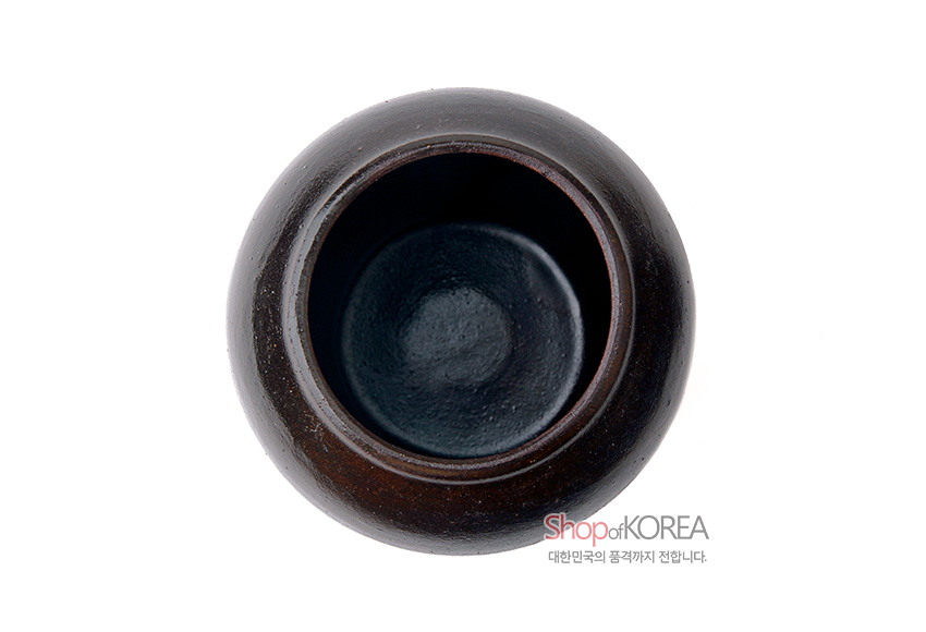 [텍스트: Shop of KOREA 대한민국의 품격까지 전합니다.] 짙은 갈색 유약을 입힌 도자 재질, 매끈한 외면과 거친 내면 질감이 대비되는 전통 항아리형 미니 옹기 소품 상부 모습