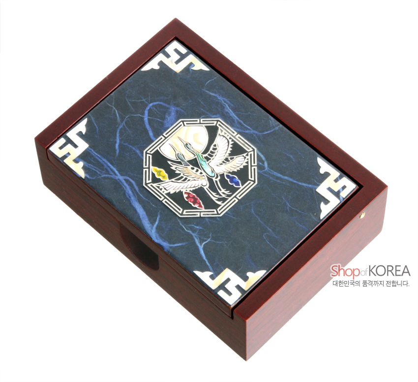 [텍스트: Shop of KOREA 대한민국의 품격까지 전합니다.] 짙은 청색 한지 바탕 위 팔각 쌍학과 구름 자개 상감, 모서리 백색 전통 문양이 더해진 나무 명함함 디자인