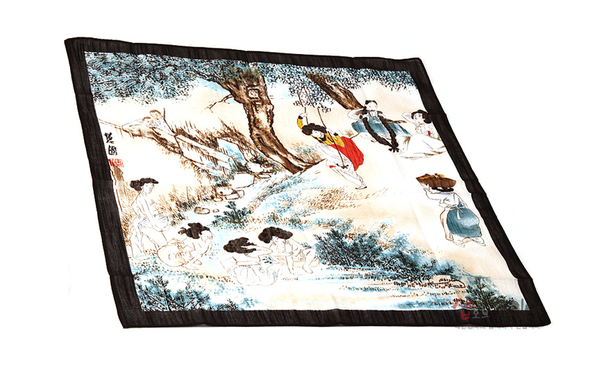 [텍스트: <불명확한 한자 서명> ] 신윤복 단오풍정 장면을 수채화풍으로 인쇄한 면 손수건, 청록·갈색 조화와 흑색 테두리가 돋보이는 민속화 디자인