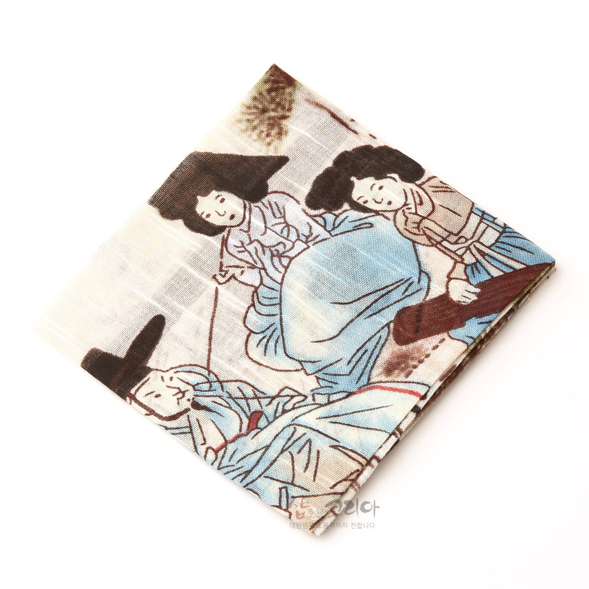 [텍스트: 샵 오브 코리아] 연베이지 직물 위에 청색과 갈색 계열로 표현된 신윤복 풍속 인물화가 인쇄된 사각 손수건 디자인