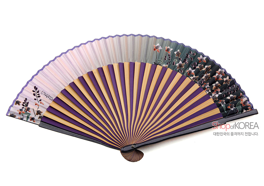 [텍스트: Shop of KOREA, 대한민국의 품격까지 전합니다.] 자색과 황색 선형 살대 위 비단 양면 구조, 그라데이션 배경에 도라지꽃과 잎사귀 문양이 섬세하게 배치된 전통 접이식 부채 디자인
