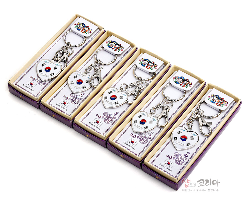 [텍스트: KOREA, MADE IN KOREA] 은색 금속 소재에 흰색 에나멜을 채운 하트형 태극기 문양 장식 열쇠고리 5p 세트 이미지 설명