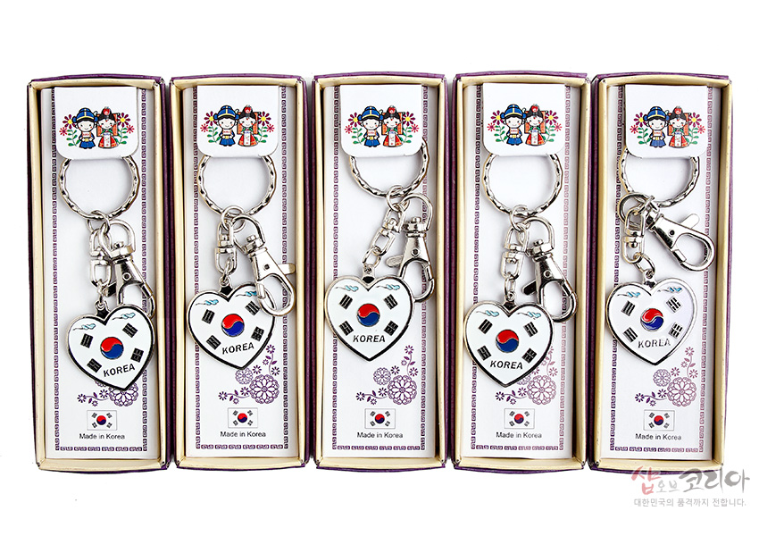 [텍스트: KOREA, Made in Korea] 은색 금속 재질에 흰색 에나멜을 채운 하트형 태극기 문양 장식 열쇠고리 5p 세트 이미지 설명