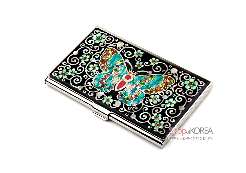 [텍스트: Shop of KOREA, 대한민국의 품격까지 전합니다.] 흑색 바탕 금속 명함케이스 위 자개 상감 채색나비와 연화·덩굴문, 녹색·적색 포인트 장식 디자인