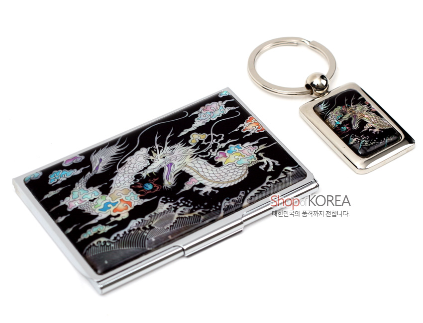 [텍스트: Shop of KOREA 대한민국의 품격까지 전합니다.] 검은 바탕에 자개 상감 기법으로 청룡과 오색 구름 문양을 넣은 금속 명함케이스와 열쇠고리 2종 세트 이미지