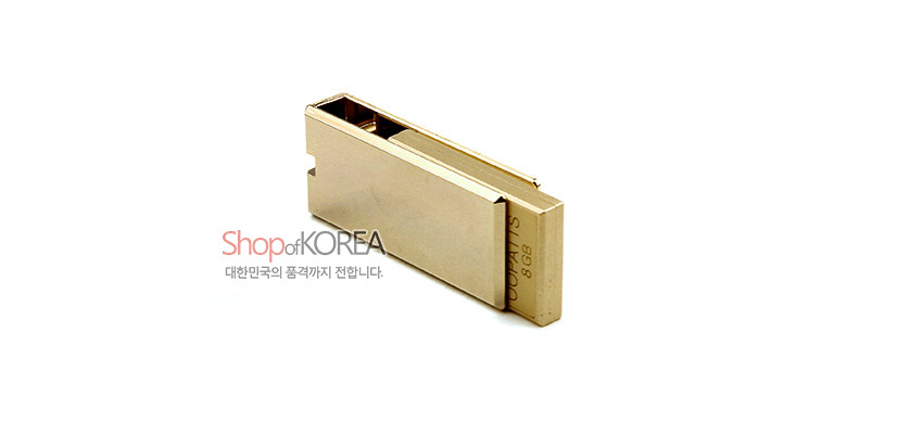 [텍스트: Shop of KOREA 대한민국의 품격까지 전합니다.] 금속 재질의 골드 톤 직사각형 USB, 매끈한 표면과 미니멀한 형태가 돋보이는 디자인