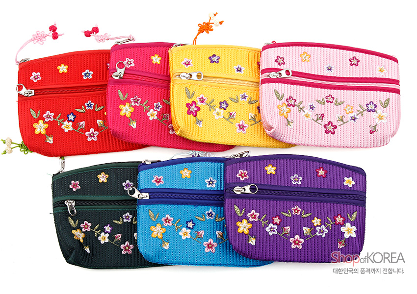 [텍스트: Shop of KOREA 대한민국의 품격까지 전합니다.] 누빔 원단 위 꽃과 배꽃 자수 장식, 알록달록한 색상의 이중 지퍼 형 동전지갑 모음 이미지