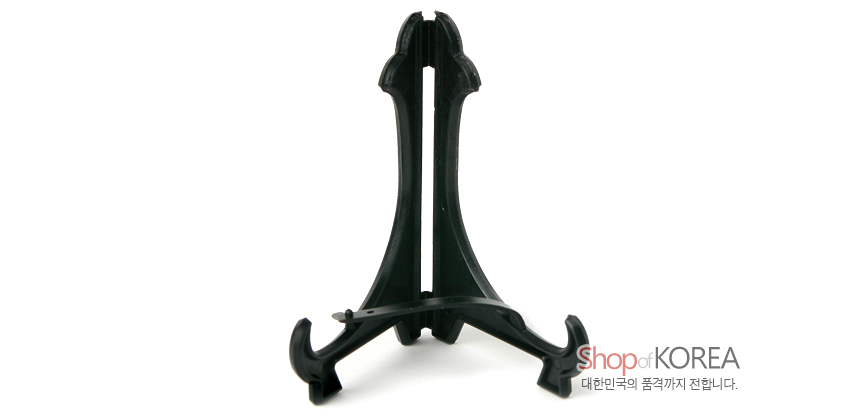 [텍스트: Shop of KOREA 대한민국의 품격까지 전합니다.] 검은색 플라스틱 재질의 곡선형 접시 거치대 구조, 삼각 지지대와 하단 받침고리 장식